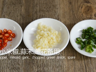 6、这样做的茄盒不用炸,煎烧茄盒少油健康又入,小米椒、蒜末、葱花备用
