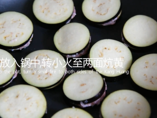 7、这样做的茄盒不用炸,煎烧茄盒少油健康又入,茄盒放入锅中,转小火至两面炕黄
