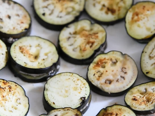 8、这样做的茄盒不用炸,煎烧茄盒少油健康又入,盛出备用