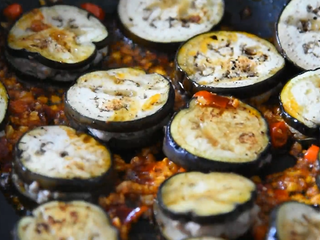 10、这样做的茄盒不用炸,煎烧茄盒少油健康又入,炒香后倒入茄盒