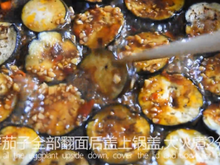 12、这样做的茄盒不用炸,煎烧茄盒少油健康又入,将茄子全部翻面后盖上锅盖,大火煮2分钟