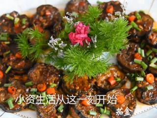 14、这样做的茄盒不用炸,煎烧茄盒少油健康又入,盛出后撒上葱花点缀即可!