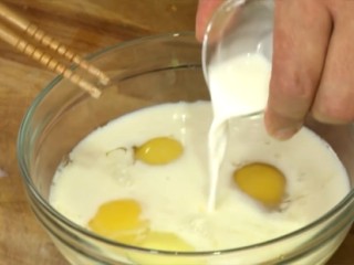 1、自製雞蛋豆腐,雞蛋打至大碗中，加入豆漿、過篩的玉米粉加水及鹽一起充分打勻。
