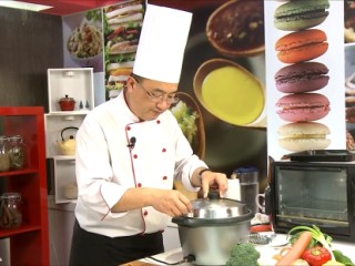 4、自製雞蛋豆腐,蓋上鍋蓋，邊緣留縫隙使蒸氣能排出，蒸約15分鐘後取出放涼即可。