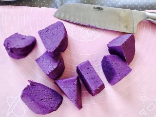 5、紫薯南瓜饼,揉成光滑面团，切开八小块