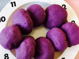 8、紫薯南瓜饼,依次把八个饼揉好这样看起来是不是也已经很有食欲了