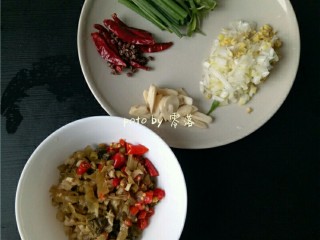 3、川菜芋儿鸡,泡菜切碎；老姜，葱白切末；大蒜切片；葱绿切断；再备好干辣椒，花椒；