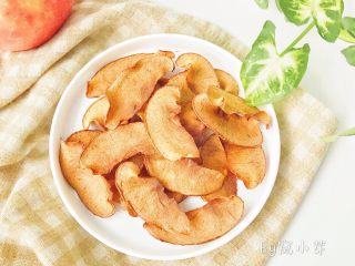 4、宝宝辅食：好吃又健康的水果片,取出，冷却，嘎巴脆的苹果片就做好啦，吃不完的密封保存即可，一般小芽都会在3天内吃完哈。