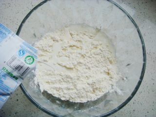 3、草帽编织饼干,面粉里加入纯牛奶。（个人不喜甜没有放糖，喜欢甜味的可以在牛奶里放入适量糖稍微加热融化倒入面粉中）