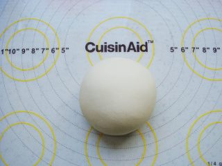 5、草帽编织饼干,面团放在垫子上再次揉光滑。