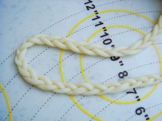 7、草帽编织饼干,编成小辫子，尾部捏紧。