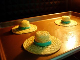 13、草帽编织饼干,烤箱提前预热：上180度，下160度，放中下层，烤18分钟。