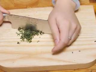 1、百里香烤鸡,把百里香的叶子捋下来，切碎