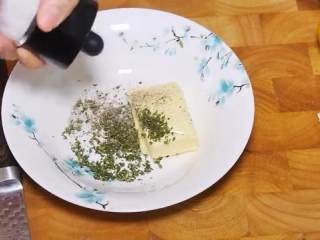 2、百里香烤鸡,倒入黄油中，加入适量的胡椒粉和盐，拌匀待用