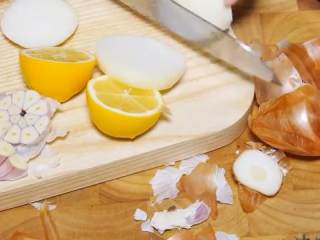 3、百里香烤鸡,去掉蒜根，拦腰切半，柠檬切一半。洋葱去皮切四个厚片