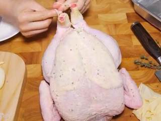 6、百里香烤鸡,拿一根绵绳把两个鸡腿绑在一起