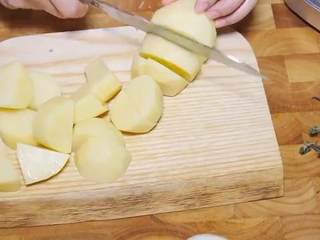 7、百里香烤鸡,土豆去皮切成大块，放入烤盘中