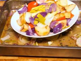 13、百里香烤鸡,把烤盘里的其他食材夹出来，放置一旁