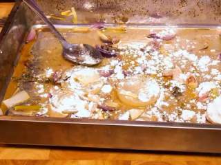 14、百里香烤鸡,在烤盘里倒入两大勺的普通面粉，放回烤箱再烤8分钟