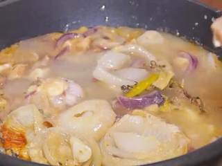 15、百里香烤鸡,烤好后把所有食材倒入锅里，加开水，煮开，加盐调味