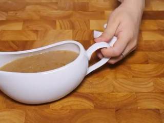 16、百里香烤鸡,把酱汁过滤即可