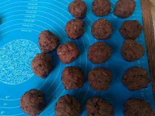 3、福满楼红豆酥,红豆馅分成12个25克左右个剂子，揉成圆球。