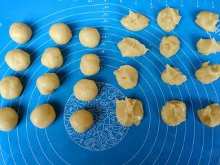 4、福满楼红豆酥,水油皮均分成12个小剂子，油酥也分成12个小剂子，（均分就好）揉圆。