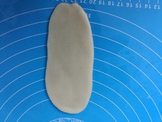 7、福满楼红豆酥,翻过来擀成长舌状。