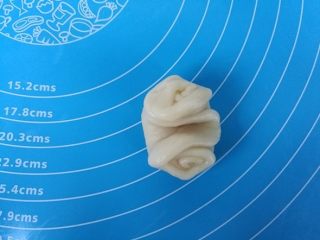 13、福满楼红豆酥,取过一个卷，两头向中间压下，整理成圆形。烤箱预热上下火190度。