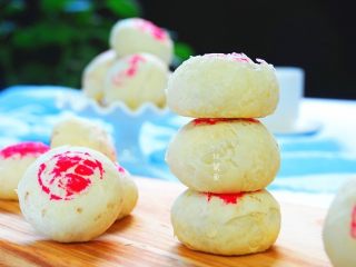 19、福满楼红豆酥,晾凉后用印章沾红色食用色素点缀就好了。