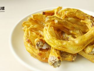 6、暴爽花甲鸭脚煲丨大嘴螺,6.炸至两面金黄就可以出锅了