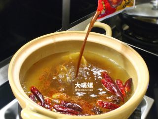 10、暴爽花甲鸭脚煲丨大嘴螺,煮至水开后加入卤水熬煮一会儿