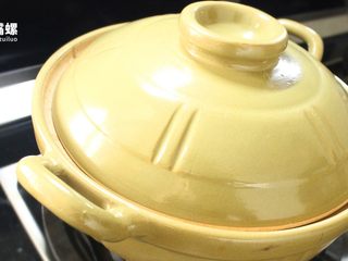 15、暴爽花甲鸭脚煲丨大嘴螺,盖上盖，焖煮20分钟左右