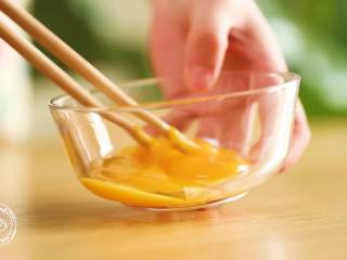 2、8m+香橙蒸蛋（宝宝辅食）,蛋黄打散，备用~