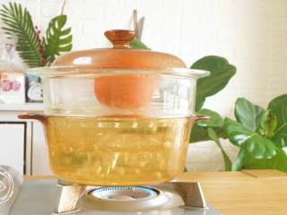 5、8m+香橙蒸蛋（宝宝辅食）,冷水上锅，放入橙碗，盖上橙盖，大火烧开~