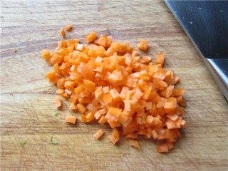 2、三宝玉米饼,胡萝卜切粒