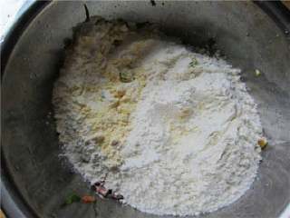 7、三宝玉米饼,加入玉米面和面粉