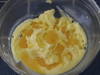 5、红茶燕麦椰丝球,加入蛋液