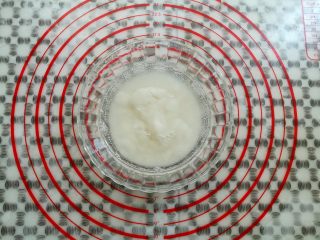 2、红糖冰凉粉,取干净的小碗,放入50克凉粉和100克水