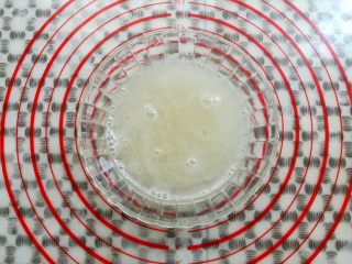 3、红糖冰凉粉,混合成凉粉浆