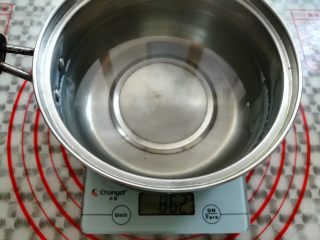 4、红糖冰凉粉,奶锅里放入850克的水,我放的多了一点点