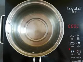 5、红糖冰凉粉,大火加热把水煮开