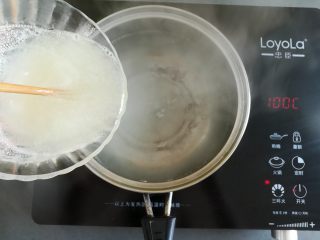 6、红糖冰凉粉,转小火继续加热,倒入白凉粉浆