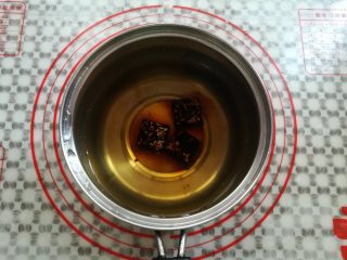 8、红糖冰凉粉,奶锅里放入250克水和红糖块