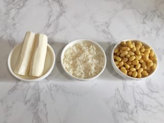 2、太极养生羹 ,黄豆需提前用清水泡3小时以上，大米淘洗干净，山药洗净去皮。