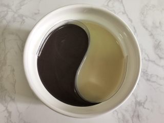 11、太极养生羹 ,黑白两个杯子同时在两个不同区域倒入。