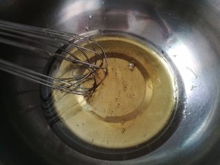 1、广式月饼,1.转化糖浆，枧水，玉米油混合均匀