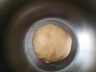 3、广式月饼,3.和成面团，放入冰箱冷藏一个小时