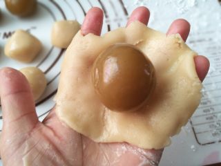 5、广式月饼,5.把莲蓉馅包进面团里