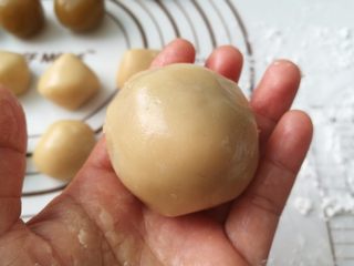 6、广式月饼,6.包成一个小球